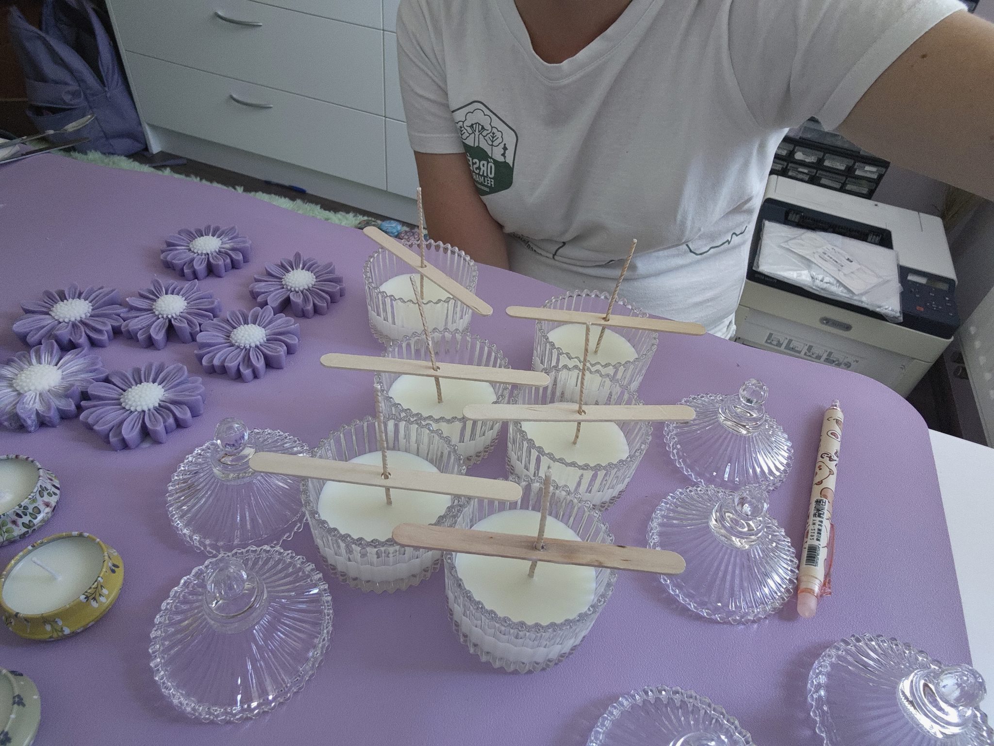 Lila-virag-szojaviazs-gyertya-uveg-edenyben